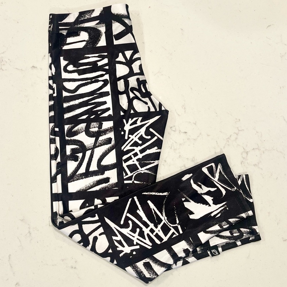 TEREZ Black White Shiny Graffiti Capri Leggings Size S